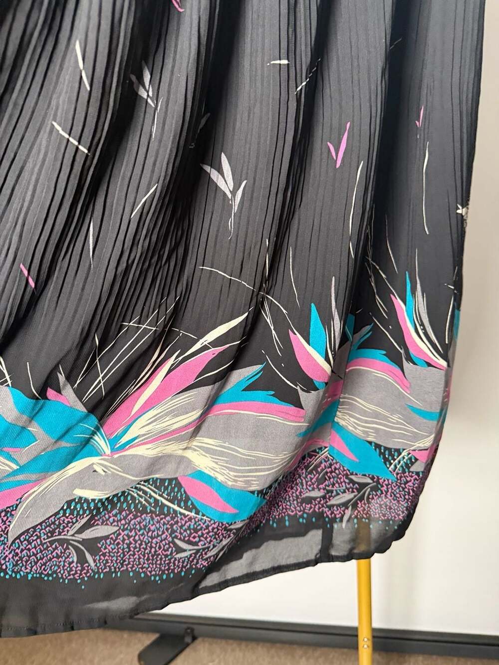 Vintage 1980s Black Pleated Floral Print Midi Skirt with Elastic Waist - Picture 3 of 6